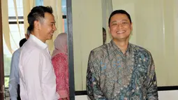 Direktur Utama PT Bursa Berjangka Jakarta, Bihar Sakti Wibowo (kanan) saat akan menjalani sidang perdana terkait kasus penyuapan mantan Kepala Bappebti Syahrul Raja Sempurnajaya di Pengadilan Tipikor Jakarta, Rabu (3/6/2015). (Liputan6.com/Helmi Afandi)