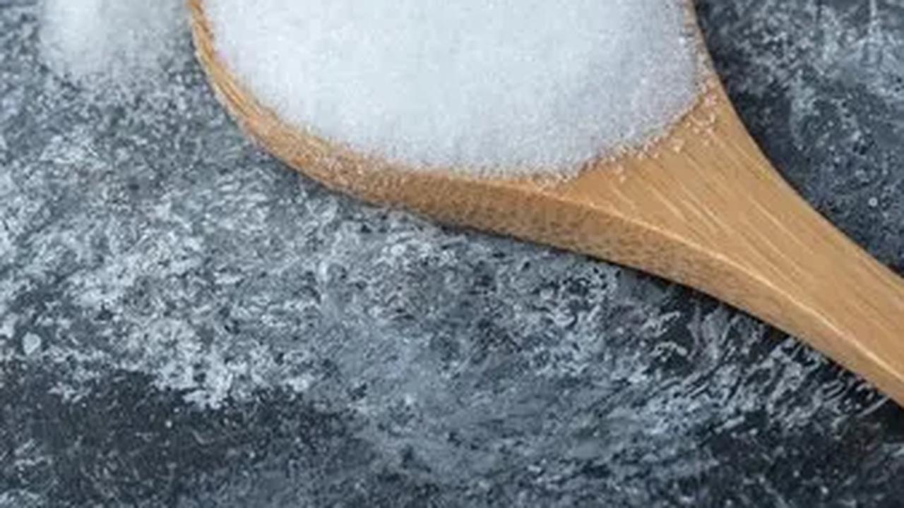 Baking soda dan baking powder, meskipun sering disamakan, memiliki perbedaan yang signifikan dalam fungsi, peruntukan, dan efeknya pada kesehatan.
