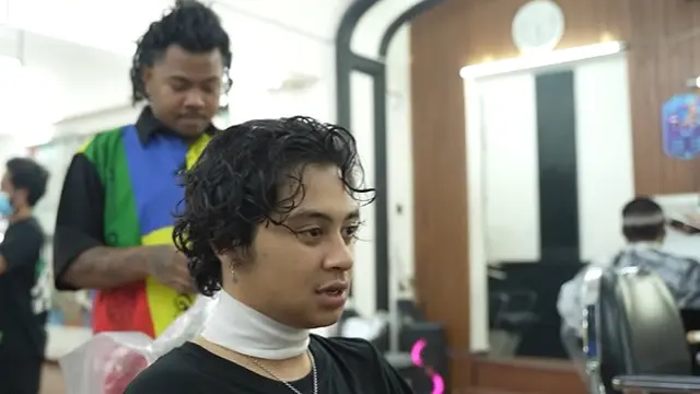Ikonik dengan Rambut Gondrong, Ini 6 Potret Bastian Steel Ubah Gaya