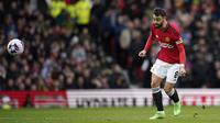Gelandang Manchester United, Bruno Fernandes melepaskan tendangan jarak jauh yang menghasilkan gol penyeimbang 1-1 ke gawang Liverpool pada laga pekan ke-32 Premier League 2023/2024 di Old Trafford Stadium, Manchester, Minggu (7/4/2024). (AP Photo/Dave Thompson)