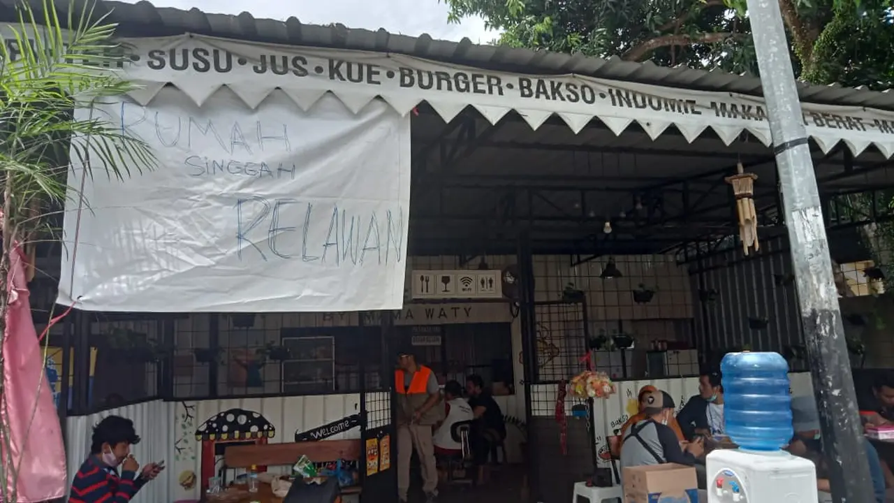 Ada Warung Gratis untuk Relawan dan Jurnalis dari Penyintas Gempa Mamuju
