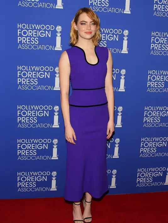 Mengunjungi 'Hollywood Foreign Press Association', Emma tampil mengenakan dress berwarna biru yang dikombinasi dengan garis hitam. Rambut pendek blonde yang sedikit dikeriting, Emma terlihat sederhana. (AFP/Bintang.com)