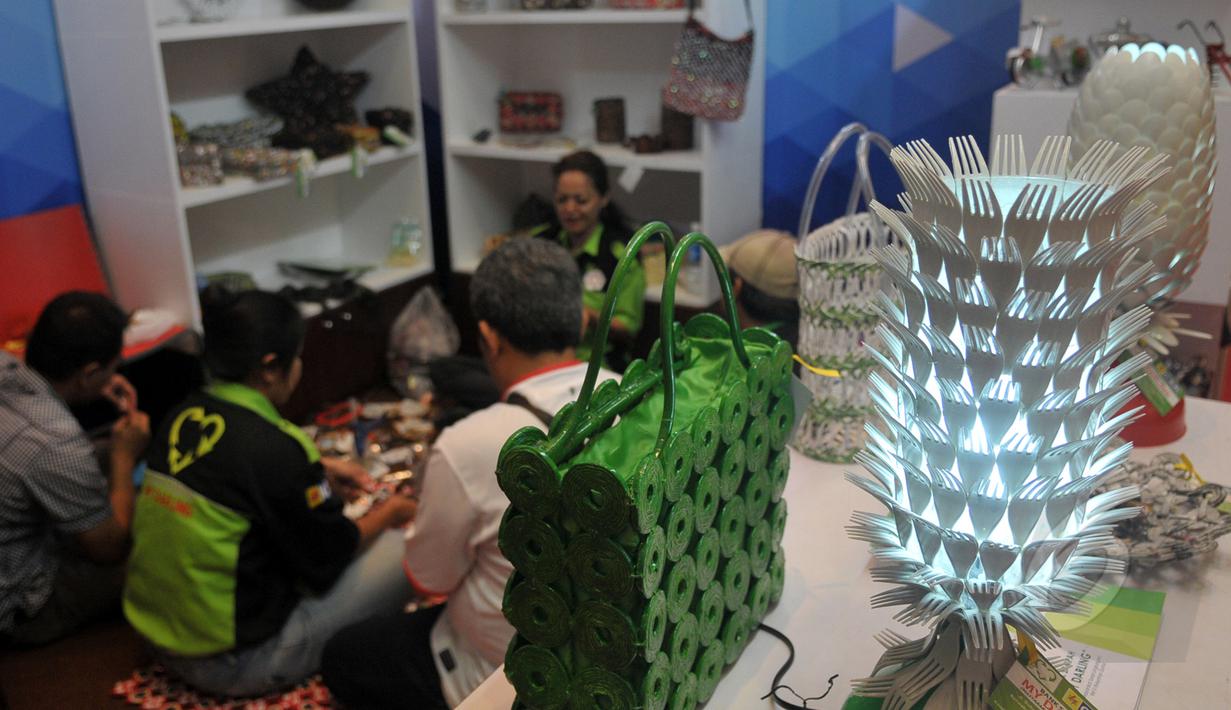 Limbah berupa sendok dan garpu plastik disulap menjadi produk cantik pada Agrinex Expo ke-9 yang digelar di JCC, Jakarta, Sabtu (21/3/2015). (Liputan6.com/Johan Tallo)
