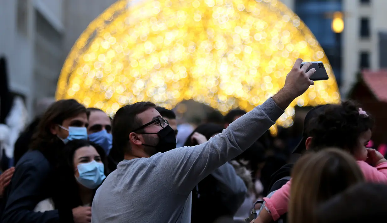 Orang-orang berpose di sebuah pasar Natal di pusat kota Beirut, Lebanon, pada 13 Desember 2020. Baru-baru ini, berbagai dekorasi Natal telah dipasang di pusat kota Beirut menyambut liburan Natal dan Tahun Baru mendatang meski sedang dilanda pandemi COVID-19 dan krisis ekonomi. (Xinhua/Bilal Jawich)