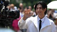 Penyanyi-penulis lagu, aktor, dan desainer grafis berdarah Thailand-Cina-Inggris, Jeff Satur, melambaikan tangan ketika tiba untuk menghadiri peragaan busana Valentino's Men's Spring - Summer 2024 pada 16 Juni 2023 sebagai bagian dari Pekan Mode di Milan. (Andreas SOLARO/AFP)