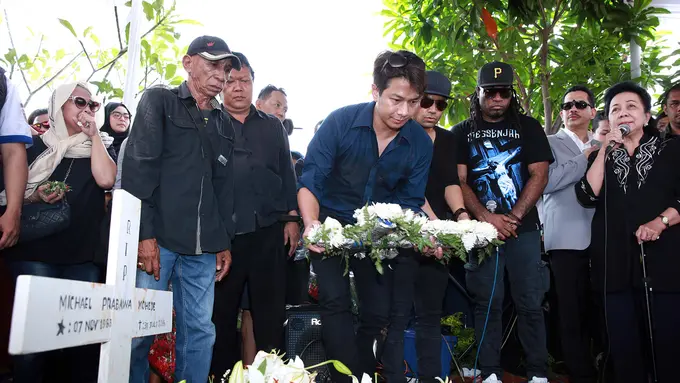 [Bintang] Pemakaman Mike Mohede