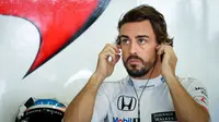 Pebalap McLaren-Honda, Fernando Alonso, santer dikaitkan dengan rencana kepindahannya ke Mercedes. (EPA/Diego Azubel)