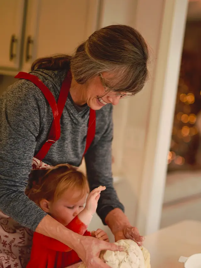 Kakek Nenek yang Merawat Cucu di Swedia Kini Berhak Dapat Tunjangan Cuti Berbayar