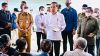 Presiden Jokowi membagikan BLT BBM&nbsp;di Lapangan Upacara Sasadulamo, Kabupaten Halmahera Barat, Provinsi Maluku Utara, pada Rabu (28/09/2022) (dok: setkab)