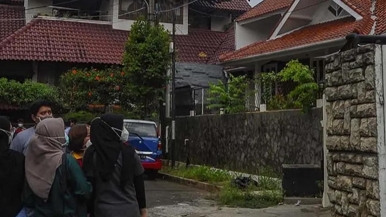 "Awalnya warga petugas keamanan karena penghuni sudah lama hampir satu bulan tidak keluar rumah," kata Kaur Humas Polres Metro Depok Iptu Made Budi, Kamis (7/9).<br>