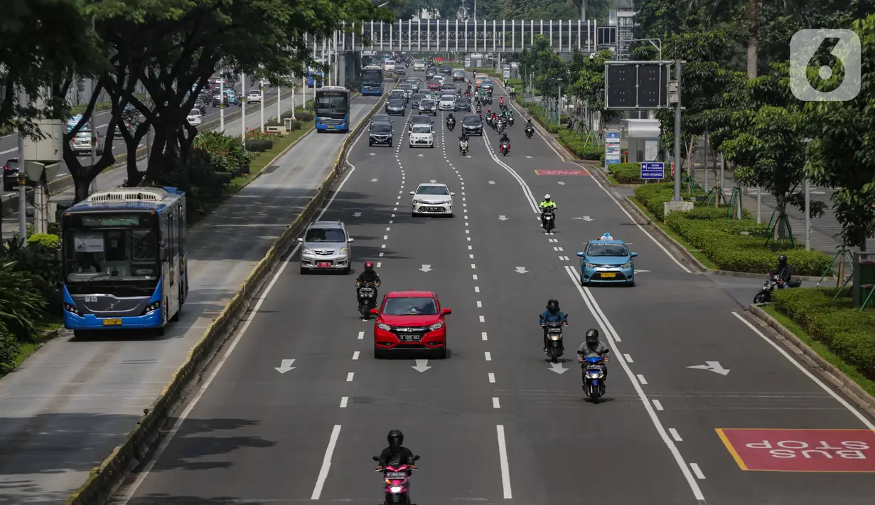 Arus lalu lintas kendaraan di Jalan Sudirman, Jakarta, Senin (13/4/2020). Hari ke-4 penerapan Pembatasan Sosial Berskala Besar (PSBB) di DKI yang dimulai sejak 10 April hingga 23 April 2020, arus lalu lintas di ruas jalan protokol  tersebut masih ramai kendaraan. (Liputan6.com/Faizal Fanani)
