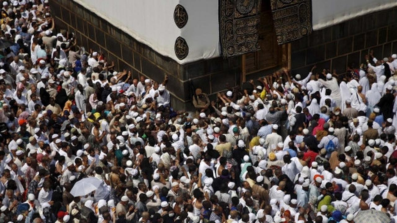 Pandangan udara jemaah haji mulai lakukan tawaf