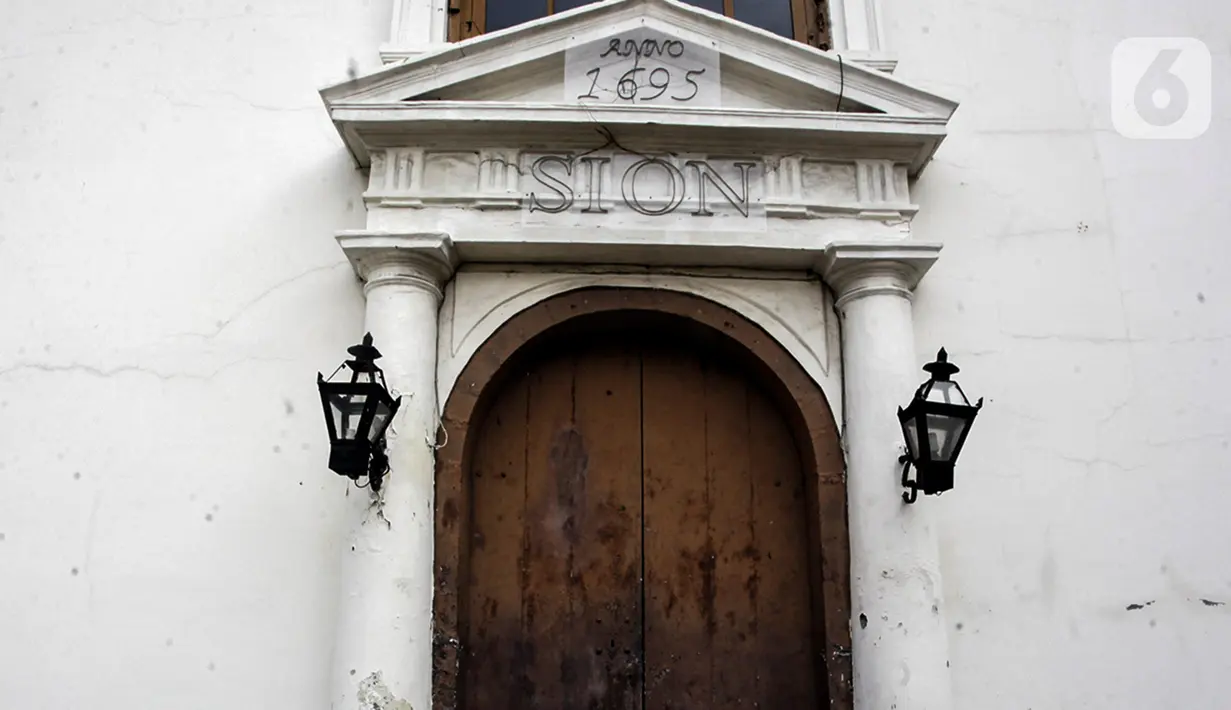 Pintu Gereja Sion yang berada di sudut Jalan Pangeran Jayakarta, Taman Sari, Jakarta Barat, Jumat (23/12/2022). Gereja Sion atau dikenal juga dengan nama Portygeesche Buintenkerk yang usianya mencapai 326 tahun. Namanya Gereja Portugis, bukan berati didirikan oleh orang Portugis, melainkan orang Belanda. Setelah Indonesia Merdeka, Portugreesche Buitenkerk berganti nama menjadi Gereja Portugis. (Liputan6.com/Johan Tallo)