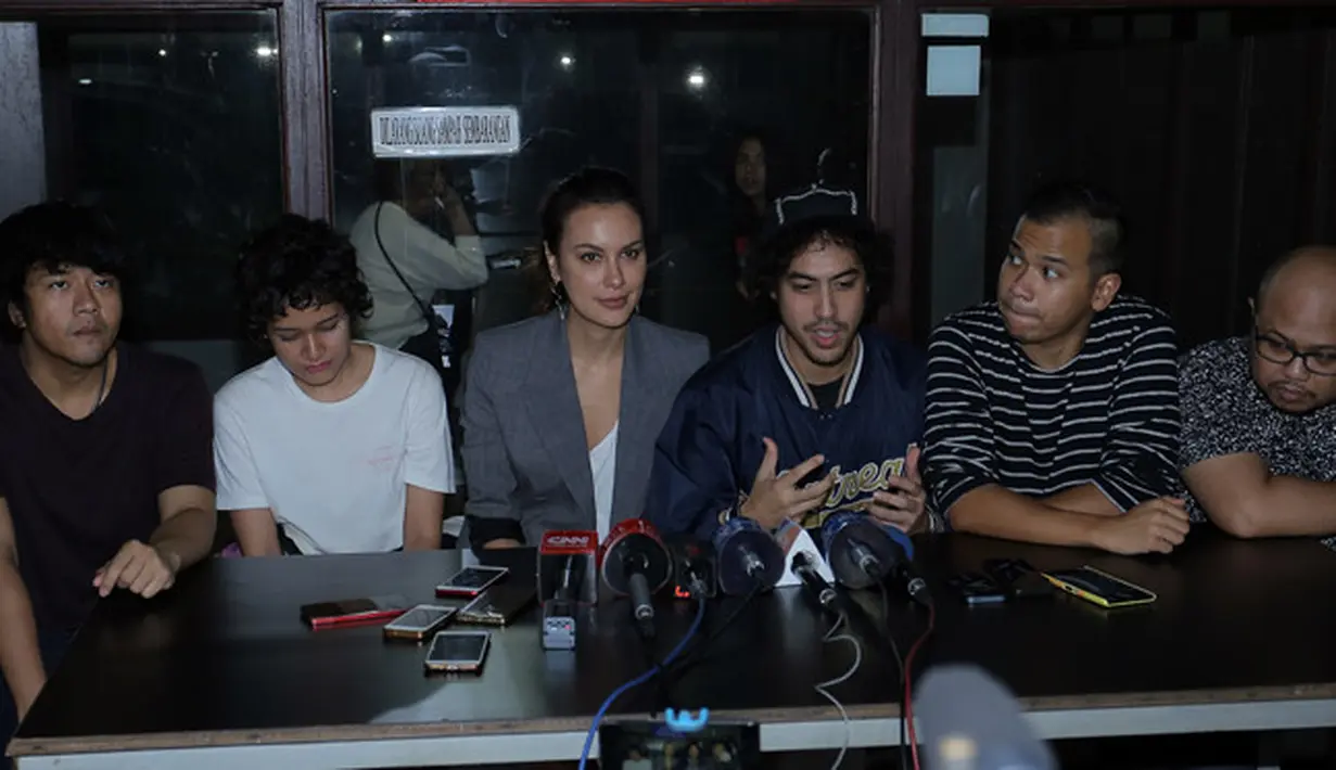 Ketika mendapat tawaran dari pihak Berlian Entertainment selaku promotor, Sophia Latjuba mengaku sangat antusias. Pasalnya, berkolaborasi dengan NEV+ merupakan hal yang unik baginya. (Deki Prayoga/Bintang.com)