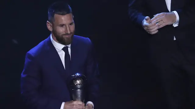 Senyum Lionel Messi Raih Gelar Pemain Terbaik FIFA 2019