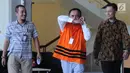 Gubernur Aceh Irwandi Yusuf (tengah) berusaha menutupi wajah usai menjalani pemeriksaan di Gedung KPK, Jakarta, Jumat (6/7). Ini merupakan pemeriksaan perdana setelah Irwandi ditahan oleh KPK. (Merdeka.com/Dwi Narwoko)