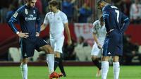 Duo andalan Real Madrid, Gareth Bale (kiri) dan Cristiano Ronaldo, tertunduk lesu setelah Sevilla menjebol jala Los Blancos, pada laga lanjutan La Liga 2015-2106, di Stadion Ramon Sanchez Pizjuan, Senin (9/11/2015) dini hari WIB. (AFP/Cristina Quicler)