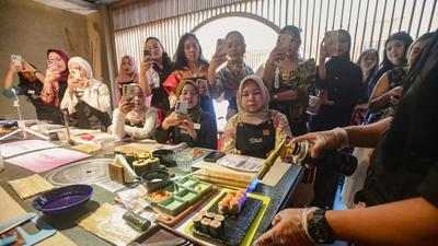Tampil Ciamik Pakai Wastra Member Fimelahood Unjuk Gigi Bikin Sushi