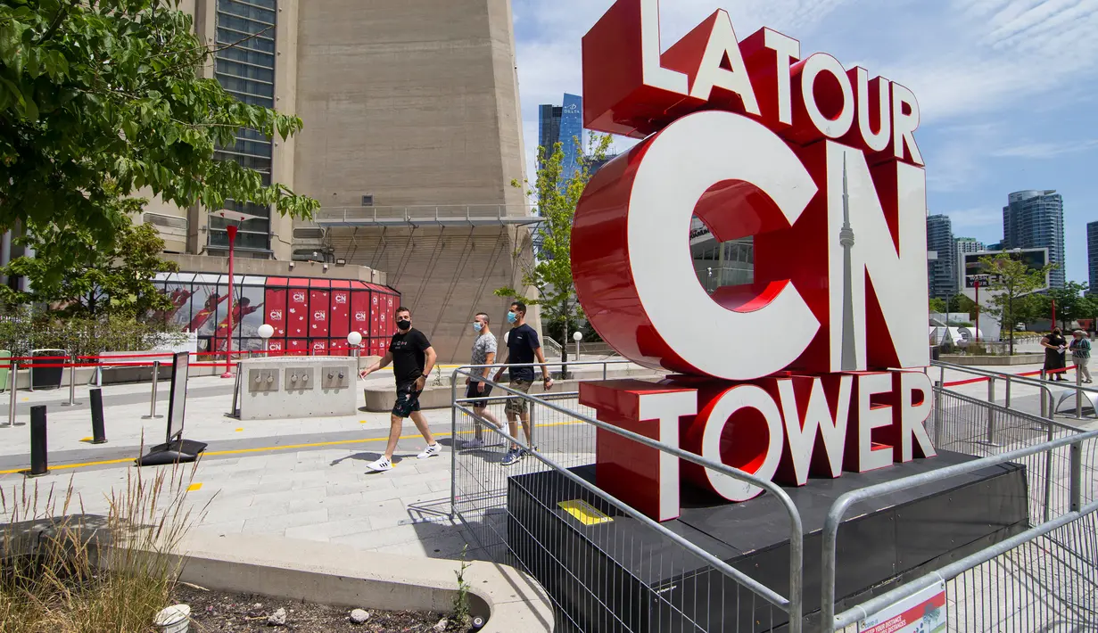Sejumlah pengunjung yang mengenakan masker mengunjungi CN Tower di Toronto, Kanada, pada 15 Juli 2020. Setelah ditutup akibat pandemi COVID-19, CN Tower dibuka kembali untuk umum mulai Rabu (15/7), dengan pengunjung diwajibkan mengenakan masker atau penutup wajah di dalam menara . (Xinhua/Zou Zheng)