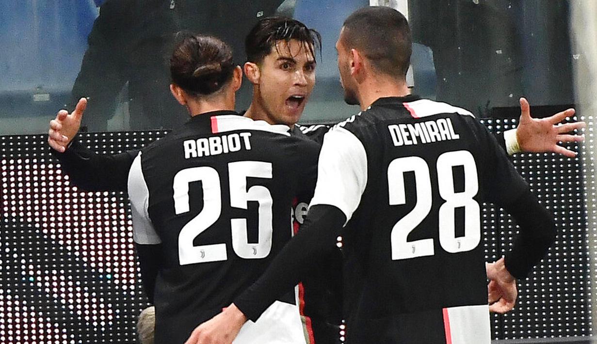 Striker Juventus, Cristiano Ronaldo, melakukan selebrasi usai membobol gawang Sampdoria pada laga Serie A 2019 di Stadion Luigi Ferraris, Rabu (18/12). Juventus menang 2-1 atas Sampdoria. (AP/Luca Zennaro)