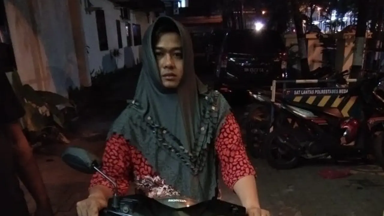 Polisi Menyamar Jadi Emak-Emak