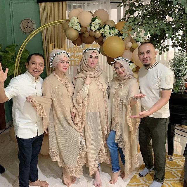 Raffi Ahmad Kirim Kado Untuk Mama, Ini 7 Momen Ulang Tahun Amy Qanita ke-55