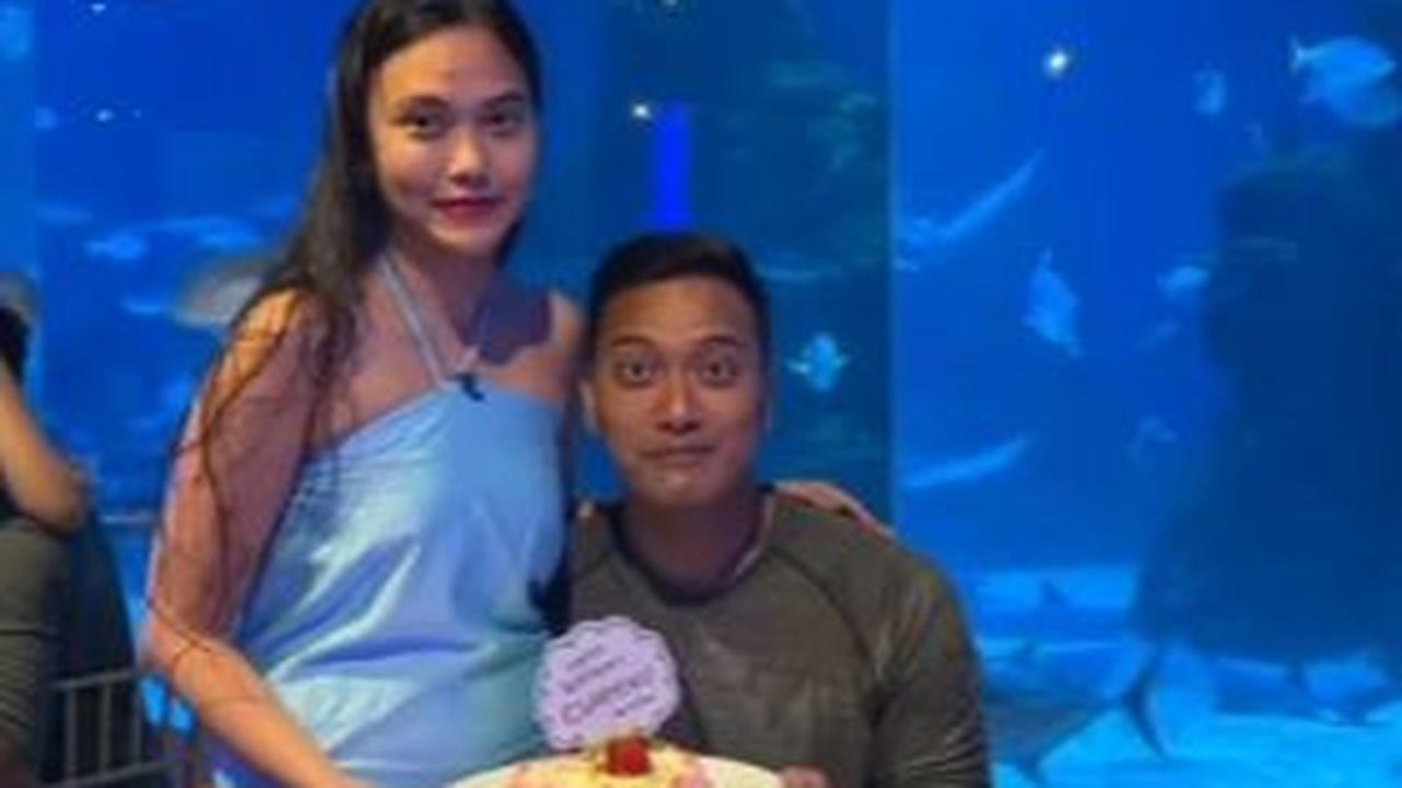 Di akhir video, mereka mengabadikan momen kebersamaan di tempat tersebut.