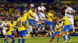 Duel antara pemain Real Madrid dan Las Palmas dalam lanjutan La Liga di Gran Canaria, Las Palmas, Minggu (25/9/2016) dini hari WIB. (Reuters/Borja Suarez)