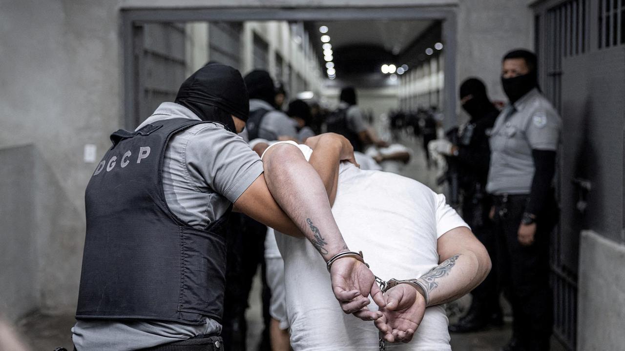 FOTO: Super Ketat Kemanan saat Deportasi 250 Imigran Terduga Anggota Geng Kriminal ke Penjara CECOT El Salvador