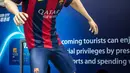 Seorang bocah bergaya di dekat patung Inesta yang mengenakan seragam Barcelona ikut dipajang di jalan sekitar pusat keramaian Hongkong (AFP Photo/ Philippe Lopez)