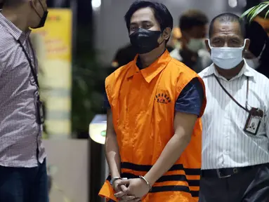 Bupati Penajam Paser Utara Kalimantan Timur, Abdul Gafur Mas’ud (tengah) usai rilis penahanan tersangka di Gedung KPK, Jakarta, Kamis (13/1/2022). Abdul Gafur Mas’ud ditetapkan sebagai tersangka terkait kasus dugaan suap pengadaan barang dan jasa serta perijinan. (Liputan6.com/Helmi Fithriansyah)