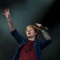 Seorang manajer pada toko amal bernama Sue Ryder shop, di Framlingham, Suffolk, Jacqui Bell menyatakan akan menjadi kemungkinan yang baik bila Ed Sheeran menjadi sukarelawan.  (Bintang/EPA)