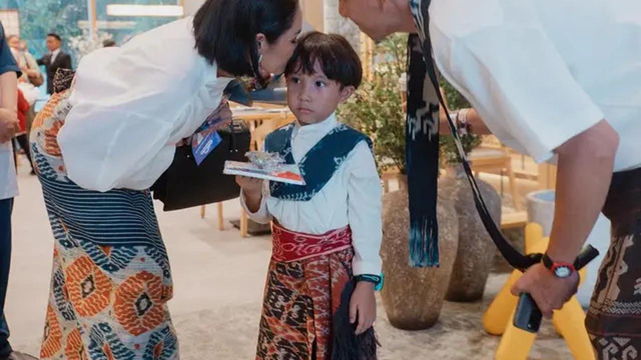 Gaya Andien Aisyah dan Keluarga Kompak dengan Kain Nusa Tenggara, Lestarikan Budaya Nusantara