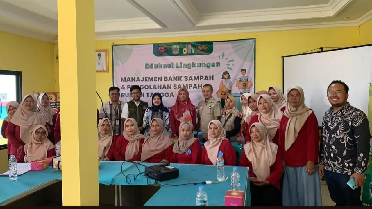 Pengelola Kawasan Industri Jababeka PT Jababeka Infrastruktur menginisiasi kegiatan pelatihan manajemen bank sampah dan pengolahan sampah rumah tangga serta memberikan perlengkapan di Desa Harjamekar, Cikarang Utara, Kabupaten Bekasi.