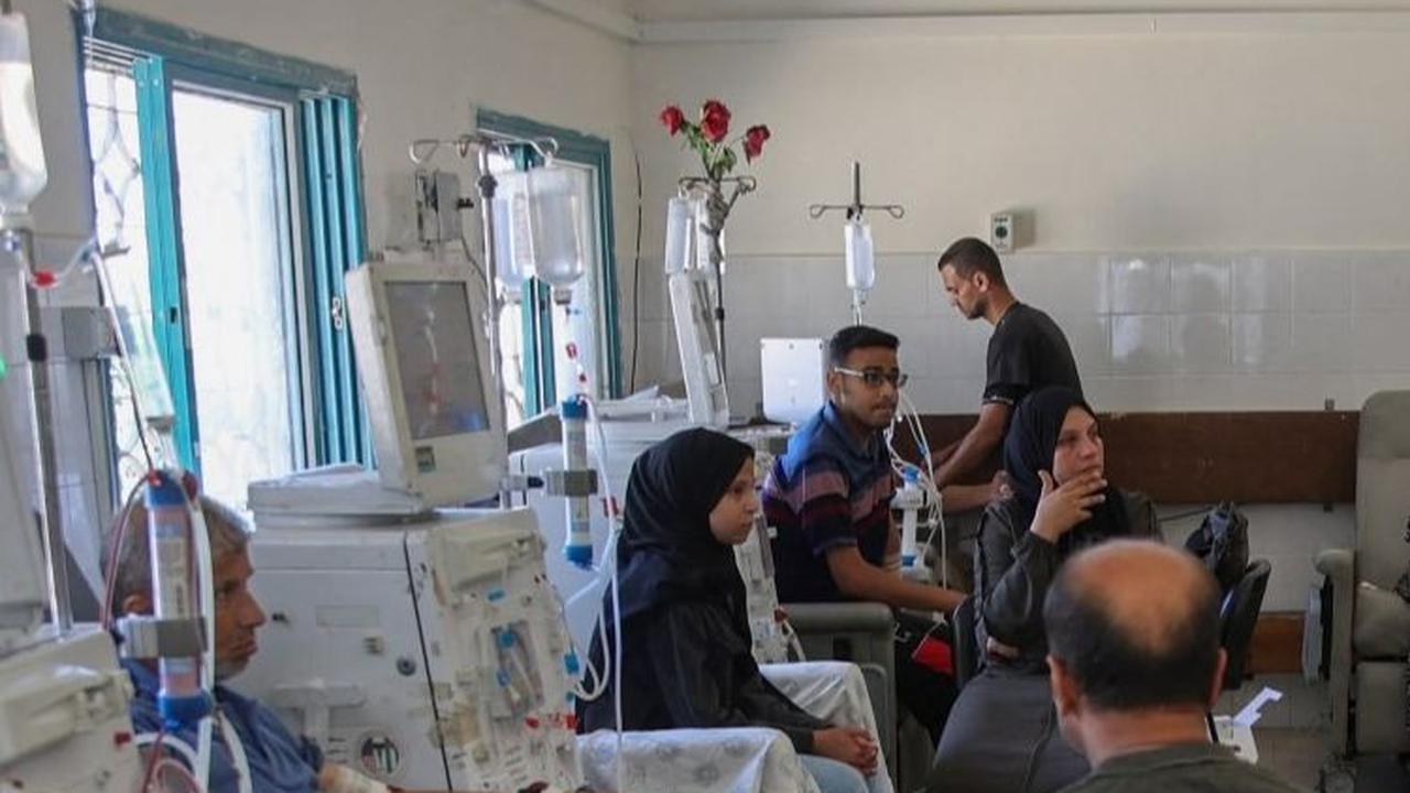 Sejumlah pasien gagal ginjal di Gaza berjuang keras untuk mendapatkan perawatan cuci darah di tengah runtuhnya layanan kesehatan akibat konflik yang berkepanjangan. Foto: AFP / OMAR AL-QATTAA<br>