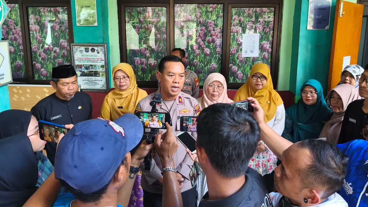 Kapolsek Cimanggis, Kompol Jupriono.