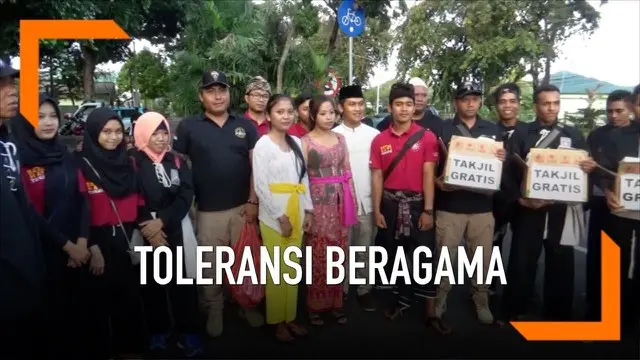 VIDEO: Umat Hindu, Islam, dan Kristen Bali Bagikan Takjil Gratis
