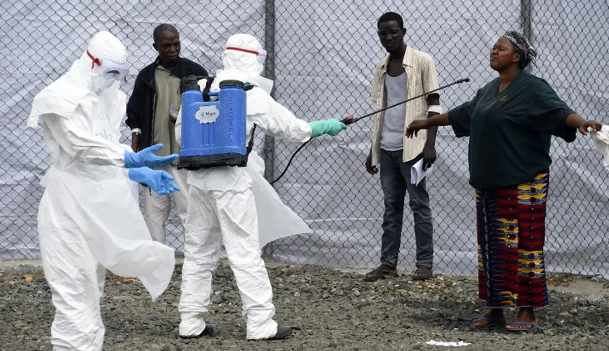 Petugas medis di rumah sakit Pulau mensterilkan warga yang membawa pasien terduga Ebola, Monrovia, 2 Oktober 2014. Presiden Liberia Ellen Johnson Sirleaf mengumumkan status darurat dalam menghadapi wabah penyebaran virus Ebola. (AFP PHOTO/PASCAL Guyot)