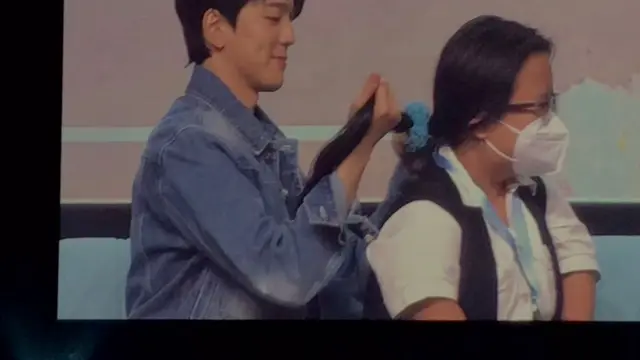 Interaksi Kim Min Kyu dengan penggemar saat fan meeting di Indonesia.