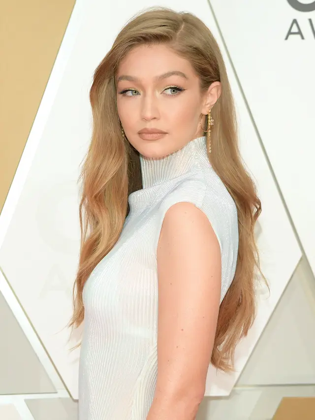 Cantiknya Gigi Hadid Kenakan Gaun Putih di CMA Awards