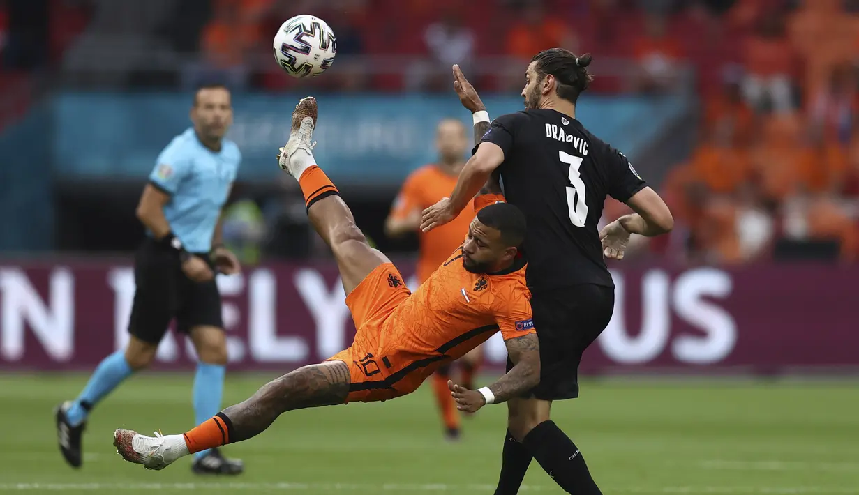 Penyerang timnas Belanda, Memphis Depay dan bek Austria, Aleksandar Dragovic berebut bola pada laga kedua Grup C Euro 2020 di Johan Cruijff Arena, Amsterdam, Jumat (18/6/2021) dini hari WIB. Tuan rumah Belanda berhasil mengalahkan Austria 2-0. (Dean Mouhtaropoulous/Pool via AP)