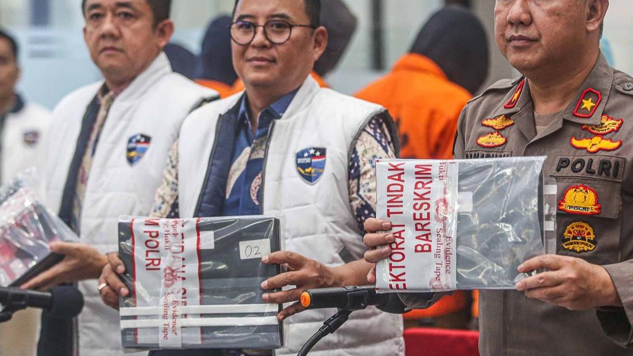 Direktorat Tindak Pidana Siber (Dittipidsiber) Bareskrim Polri menangkap 11 orang terkait perjudian online. Komplotan sindikat judi online yang mengelola situs Auto88 ini ditangkap di kawasan Denpasar, Bali, pada Kamis (7/9) kemarin.