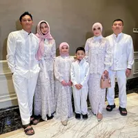 Sarah Menzel terlihat mengenakan blus dan rok warna broken white-nude. Ia melengkapi penampilannya dengan kerudung warna pink pastel. [@ashanty_ash]