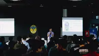 Direktur Utama PSIM Yogyakarta, Liana Tasno, menjadi pembicara di program edukatif bertajuk PSIM Goes to Campus di hadapan ratusan mahasiswa Universitas Gadjah Mada (UGM), Selasa (24/2/2026). (dok. PSIM Yogyakarta)