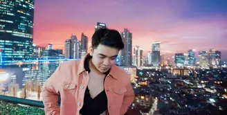 Belakangan ini beredar kabar presenter dan komedian Billy Saputra dikabarkan merebut istri orang. Kabar itu rame menjadi perbincangan publik. Lantas seperti apa menurut adik mendiang Olga Saputra ini. (Instagram/bilsky16)