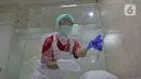 Perawat sedang menyemprotkan cairan disinfektan Kotak Akrilik di Emerald Health and Beauty by RSIA Tambak, Jakarta, Jumat (19/06/2020). Perawatan wajah dengan protokol kesehatan tetap menjadi prioritas klinik kecantikan di era new normal saat pandemi COVID-19. (Liputan6.com/Herman Zakharia)