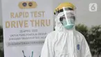 Tim medis berjaga saat Rapid Test Drive Thru di Kementerian Perhubungan, Jakarta, Senin (20/4/2020). Kementerian Perhubungan menggelar Rapid Test Drive Thru kepada pengemudi angkutan umum seperti taksi dan ojek online guna mencegah penyebaran virus Corona atau Covid-19. (merdeka.com/Iqbal S. Nugroho