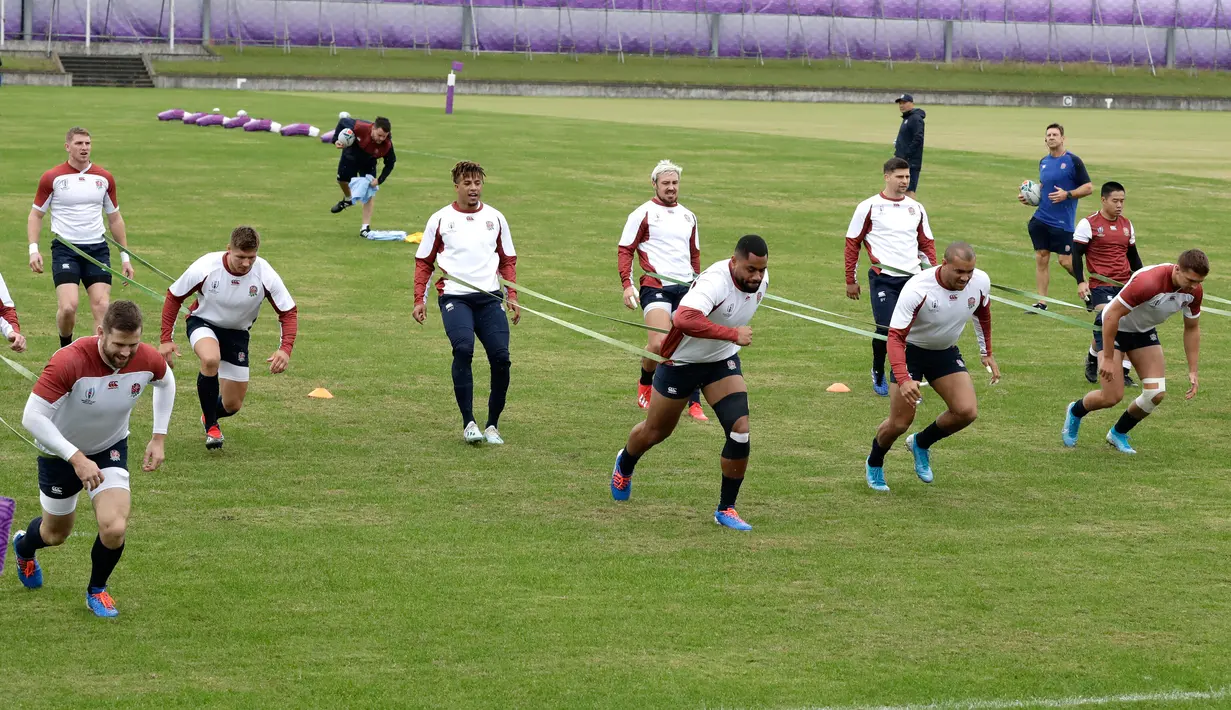 Para pemain rugby Inggris berlatih di Tokyo, Jepang, Selasa (29/10/2019). Inggris akan menghadapi Afrika Selatan di final Piala Dunia Rugby 2019. (AP Photo/Mark Baker)