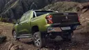 Bagian belakang dan sampingnya pun sama seperti bagian depan. Ia lebih terlihat elegan dengan door garnish chrome, elemen chrome di bumper, serta tralis atau roll bar di bagian kaca belakang yang juga berkelir chrome. Lampu belakangnya sudah menggunakan LED bar untuk lampu kota sementara lampu rem, mundur, dan sign masih menggunakan bohlam halogen. (Source: paultan.org)
