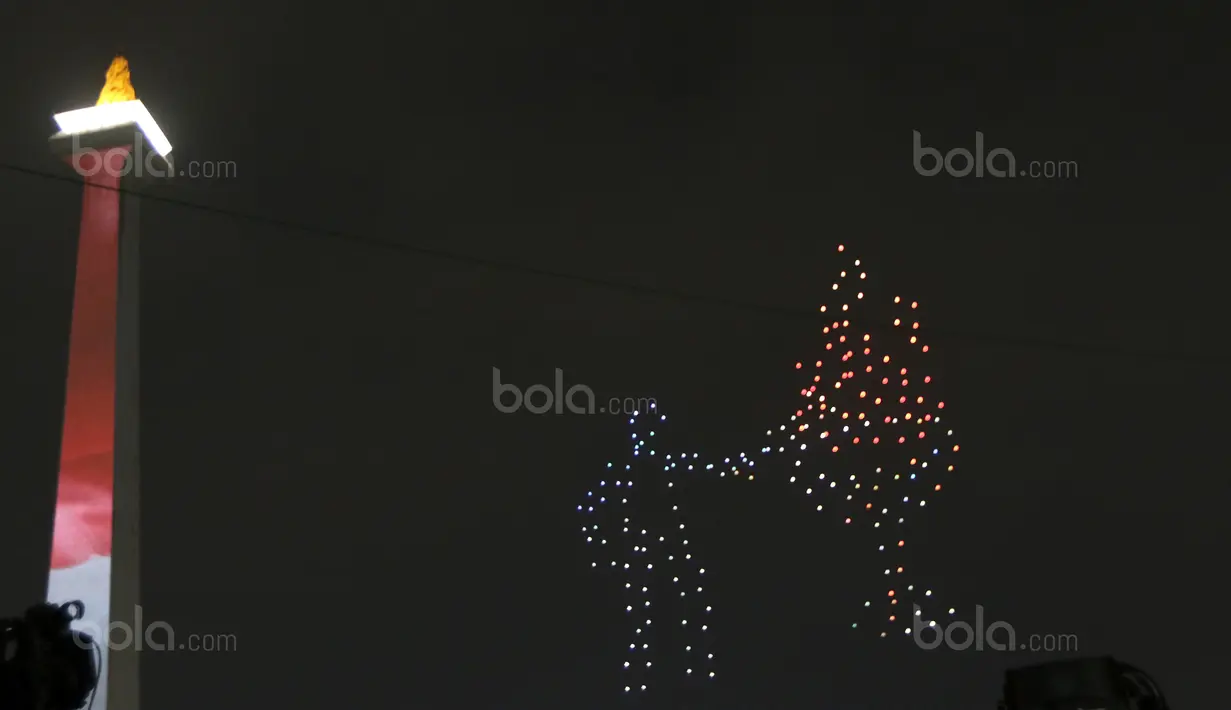 300 Drone membuat formasi pembakaran obor pada acara Countdown Asian Games 2018 di Silang Monas, Jakarta, (18/8/2017), Asian Games 2018 memiliki tema Energy Of Asia. (Bola.com/Nicklas Hanoatubun)